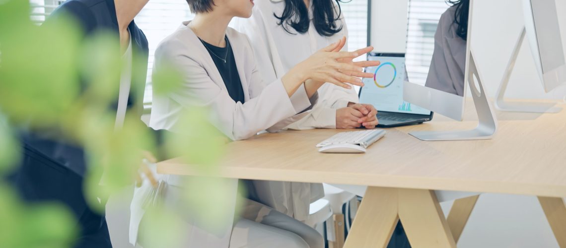 オフィスでミーティングする女性グループ